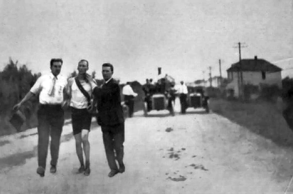El ganador del maratón de 1904, Thomas Hicks, fue ayudado por sus entrenadores a cruzar la meta. 