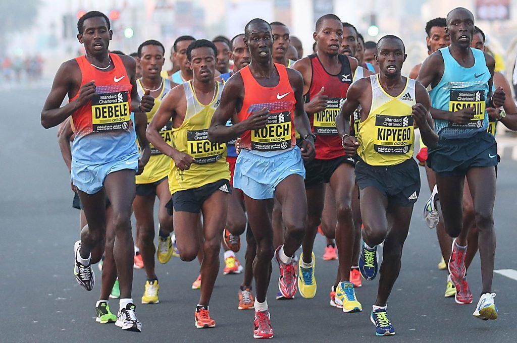 Atletas élite de Kenia disputando un maratón