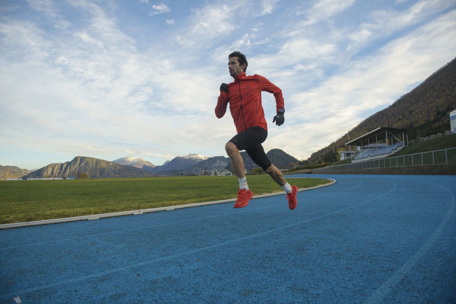 Kilian Jornet realizando un espectacular entrenamiento en pista